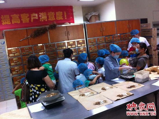 　　接下來，要進(jìn)入到有中醫(yī)“博物館”之稱的中藥房去探秘啦！藥房那些小抽屜里面裝的是什么？孩子們很好奇