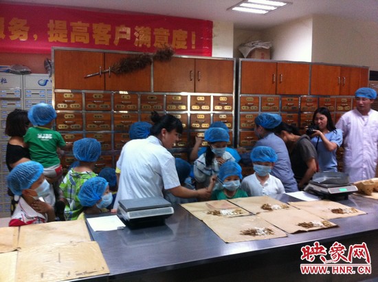 咦，藥房里的叔叔阿姨他們從小抽屜里拿出的藥又是什么？這些中藥放在一起有什么功效呢？