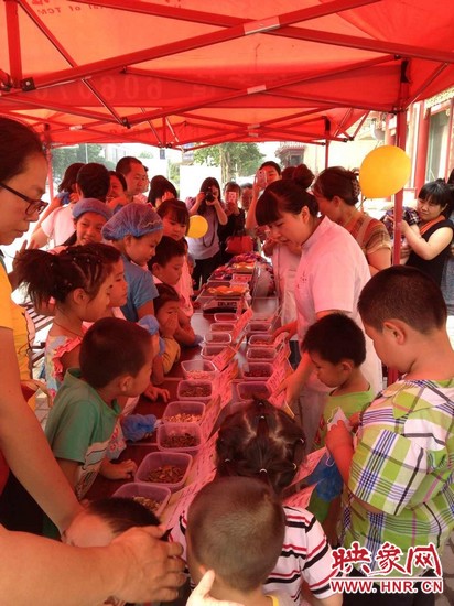 為了不影響中藥房里藥劑師正常工作，我們把孩子們在認(rèn)中藥和裝香囊的兩個環(huán)節(jié)搬到了室外