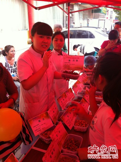 這是什么一，那又是什么？小腦袋不停的在思索，而小手和小鼻子也沒閑著，時不時地摸一摸、聞一聞！