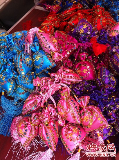 孩子們的好奇心得以大大的滿足，接下來就要裝香囊啦，你看，五顏六色的香囊多漂亮！