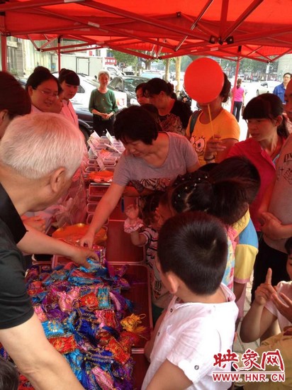 中醫(yī)館裝備了防蚊蟲、預(yù)防手足口等四個藥方，并把這些藥磨成粗粉，每個孩子把不同藥方粉裝如香囊?guī)Щ丶? complete=