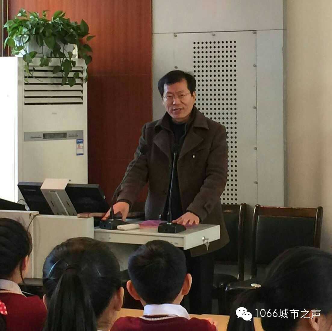 雙方領(lǐng)導(dǎo)講話，同學(xué)們聽得都好認(rèn)真啊！