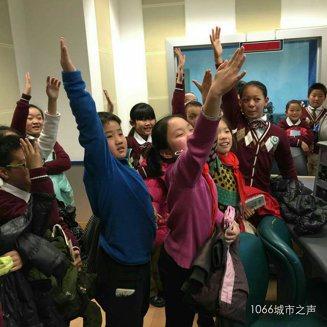 第一次體驗話筒前的感覺，同學(xué)們爭先恐后！