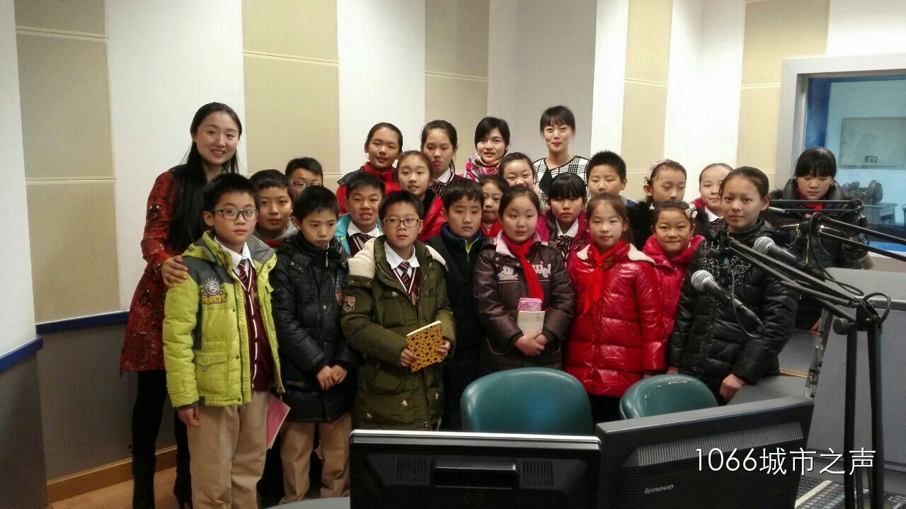 跟電臺的主持人和老師們的大合影！真是難忘的一天啊！