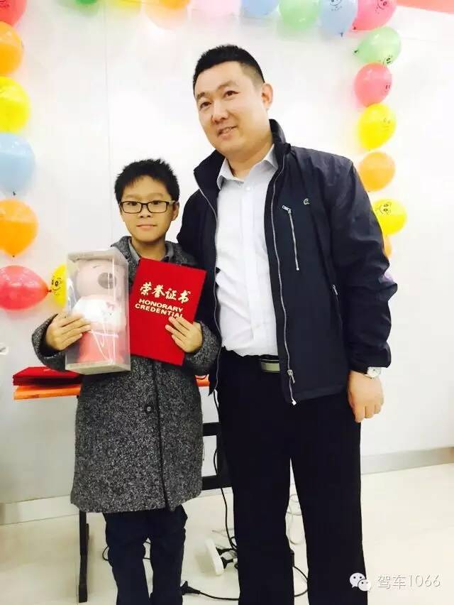 我是小小銀行家，來跟行長合個影哦