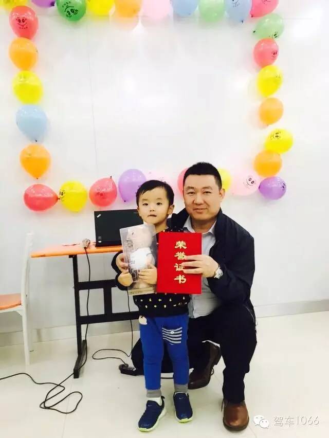 我是小小銀行家，來跟行長合個影哦