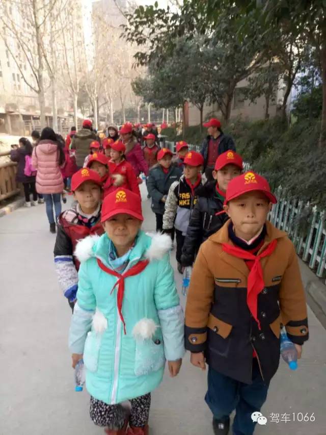 脖子上戴著紅領(lǐng)巾，頭上頂著小紅帽，排著整齊的隊(duì)伍——出發(fā)！