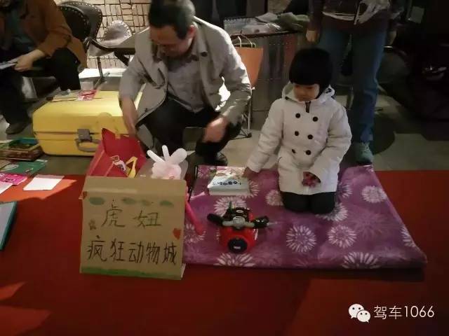 這位小老板的攤位擺的有模有樣的，不過旁邊這位酷爸怎么這么眼熟？