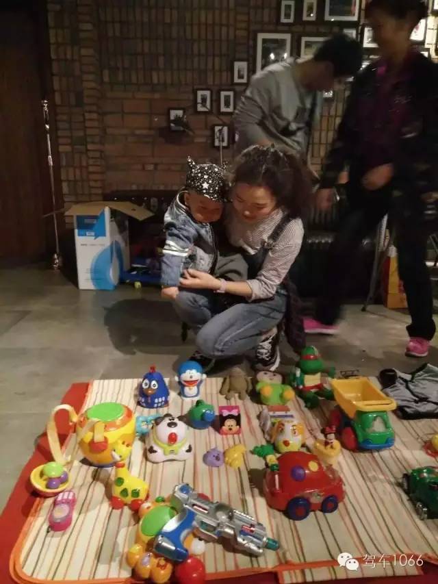 本次活動最小的小老板，最后放大招了，玩具隨便拿，這壕情也沒sei了！