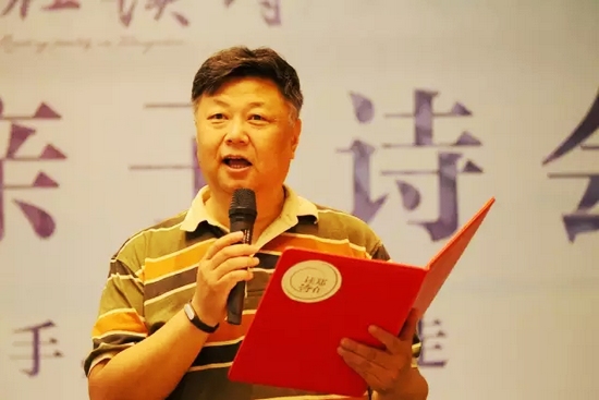 第一個(gè)節(jié)目便是重磅，大象融媒·欣欣象融網(wǎng)絡(luò)科技公司董事長(zhǎng)魏峰帶來沈浩波的作品《在夏天時(shí)想起秋天》