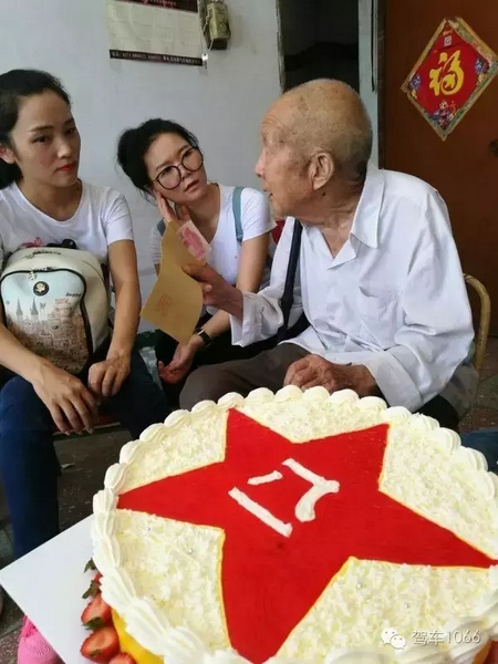 二姐們認(rèn)真聽老兵講抗戰(zhàn)的故事，老人年事已高，記憶都是轟炸！轟炸！轟炸！