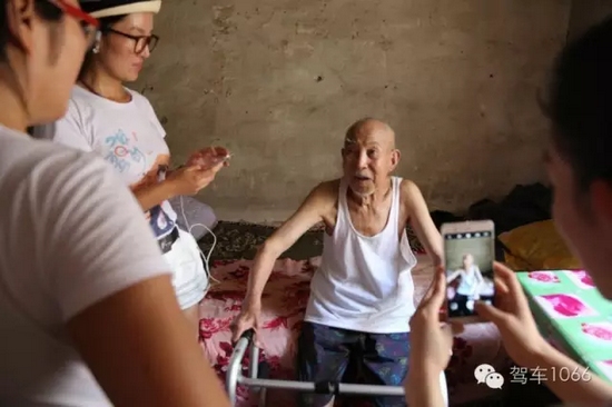 老兵老兵，你的勛章呢，國家給你的那個(gè)？