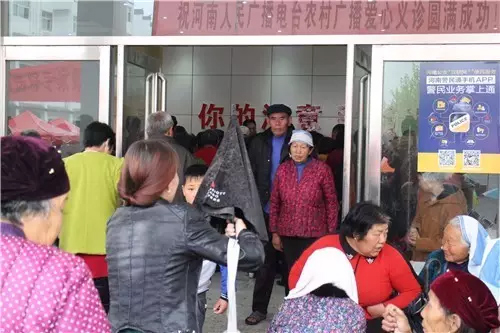 現(xiàn)場真是的人山人海，只能用太火爆三個字形容了！