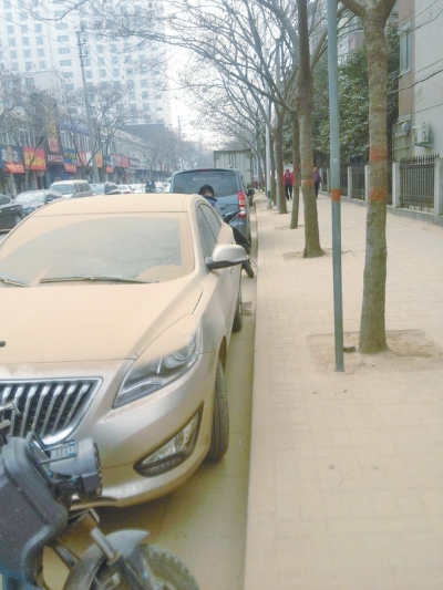 馬路灰頭土臉，停在路邊的車也蒙塵。