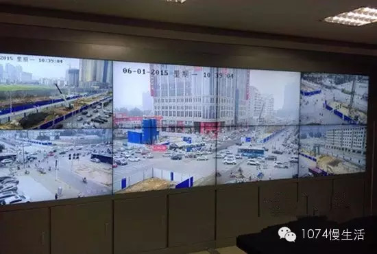 通過監(jiān)控人員操控“電子眼”調(diào)整焦距，可以看到整個工地全景