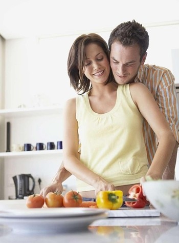 反其道而行，也對他若即若離