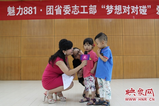 現(xiàn)場(chǎng)采訪(fǎng)孩子們