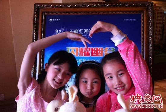 我們和兔寶寶一起賣個萌，比比誰更可愛