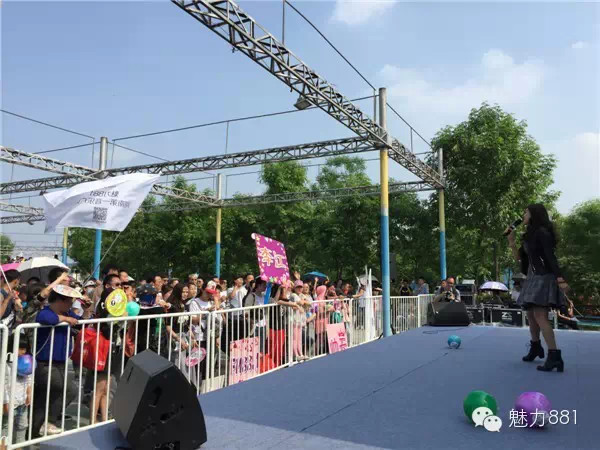 輕輕躍起、優(yōu)美身段，新聞小姐李江