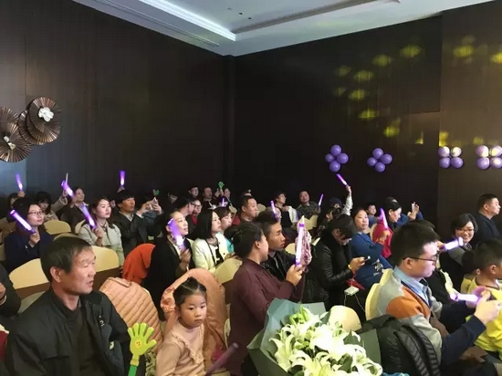 中午13:00多，觀眾陸續(xù)入場