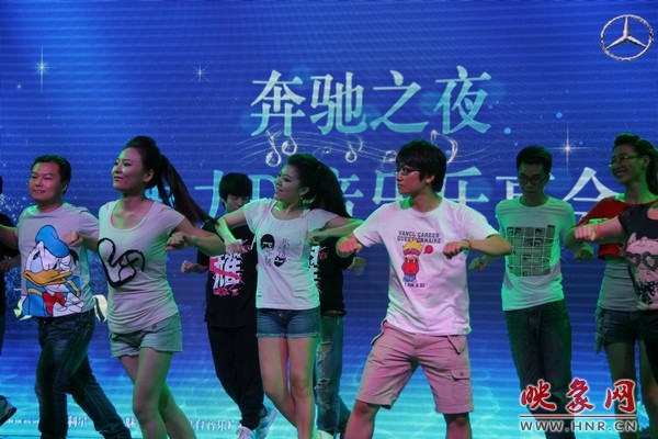 熱情洋溢的開場(chǎng)舞，DJ們?nèi)硇耐度? complete=