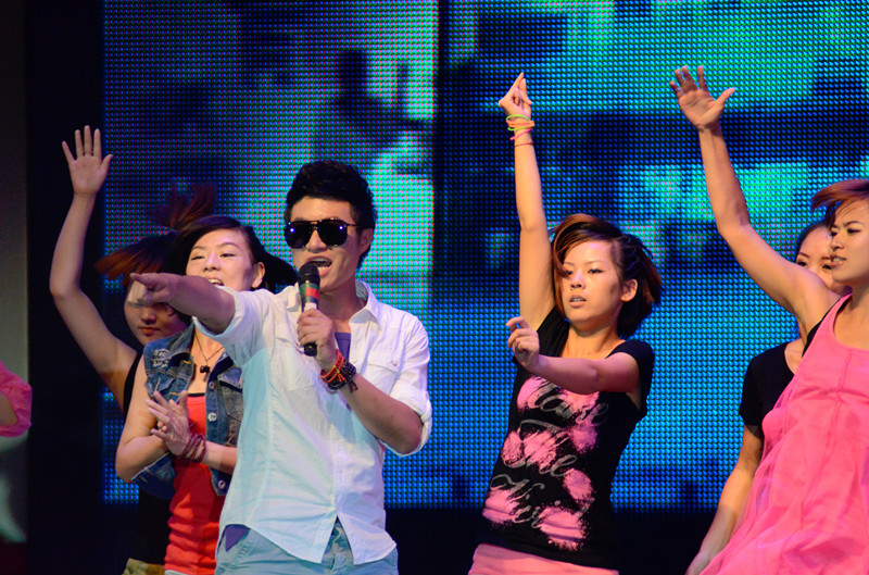 嗨！《我們一起聽(tīng)歌吧》魅力881河南音樂(lè)廣播 DJ帥天 演唱曲目：《找自己》 帥呀??！