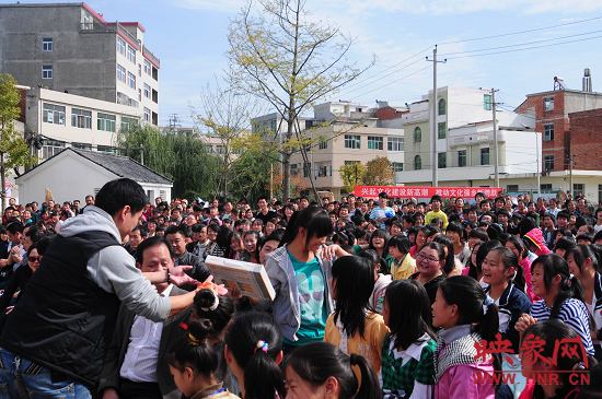 演出現(xiàn)場(chǎng)觀眾積極參與、氣氛熱烈。