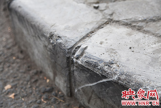 車道邊上的臺階，滿是電動車摔下碰撞的痕跡