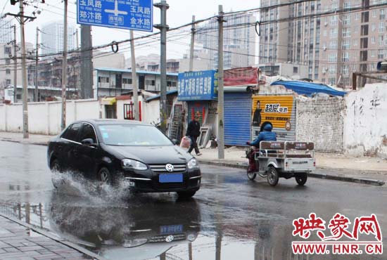 機(jī)動車路過，濺起一米多高的水花