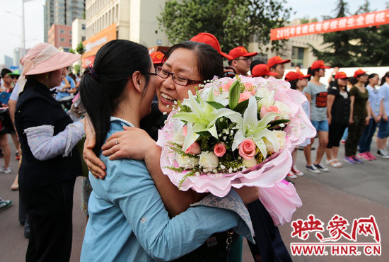 考試結(jié)束，考生與家長深情的擁抱