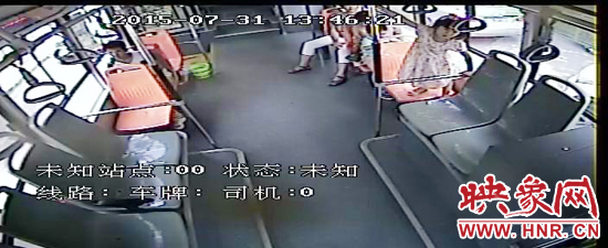 家長放任小孩在車廂內(nèi)玩耍，甚至站到座椅上。