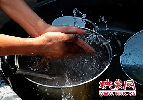 洗碗洗菜對(duì)于雙眼失明的張國(guó)敬來說，需要比常人花上更多的時(shí)間。