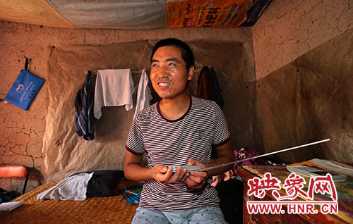 張國(guó)敬平時(shí)喜歡聽廣播，特別是各種歌曲節(jié)目。