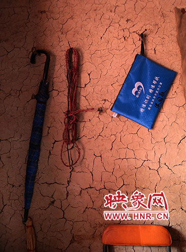 精準(zhǔn)扶貧的暖心服務(wù)袋，被張國(guó)敬掛在上墻最醒目的位置。