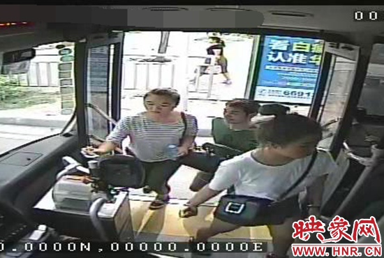 監(jiān)控顯示，竊賊偷女孩手機(jī)，公交車長(zhǎng)幫忙要回手機(jī)。