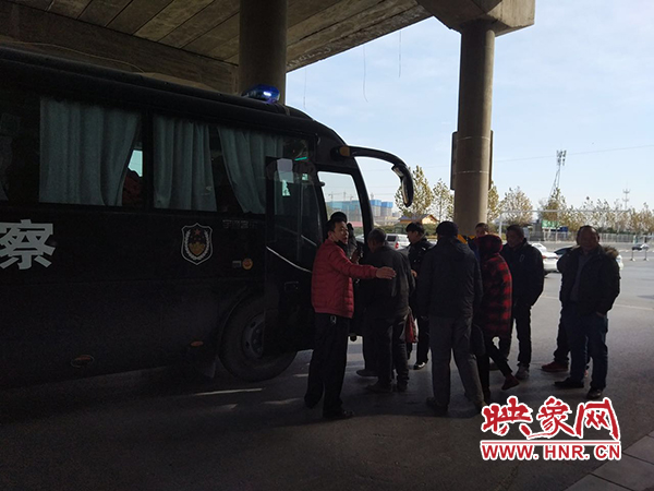 警方調(diào)來車輛，將超載人員轉(zhuǎn)運(yùn)走