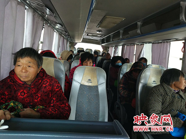 警方調(diào)來車輛，將超載人員轉(zhuǎn)運(yùn)走