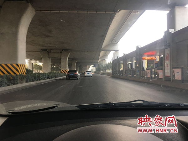 限行首日，三環(huán)橋上橋下，車輛不多，交通狀況良好。