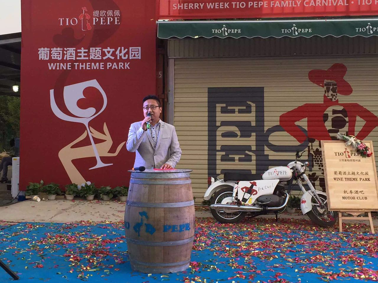 我們的巖歐巴出場(chǎng)嘍！真的是迷倒臺(tái)下一片！