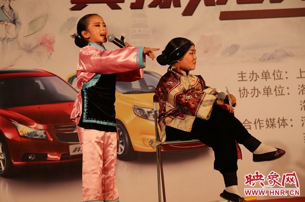 兩個小演員的表演活潑，惹得觀眾連連叫好。