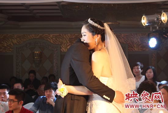 新郎新娘深情相擁 新郎新娘深情相擁