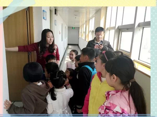 “別擠！”丁蘭姐姐說(shuō)，這里就是電臺(tái)的總控機(jī)房，很重要的地方哦！