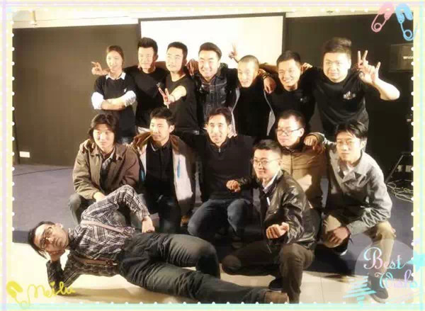 表演結(jié)束，看這哥們兒，為了和演員合影也是蠻拼的！