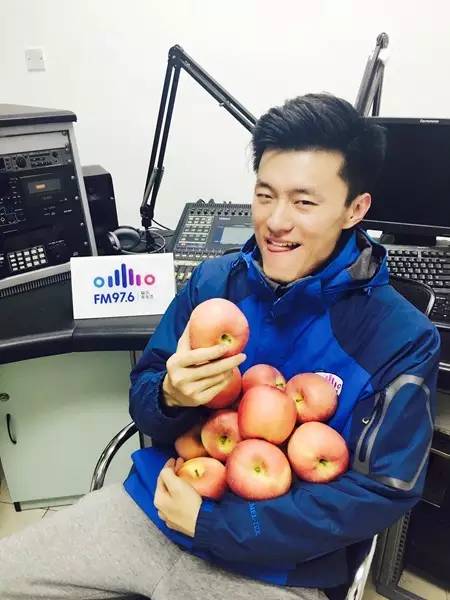 要不你跟我一身裸吧？來嘛來嘛……