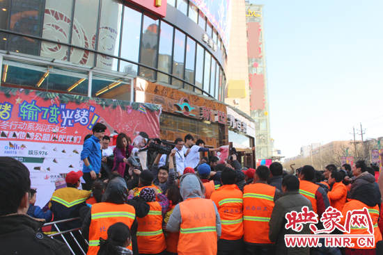 現(xiàn)場(chǎng)向環(huán)衛(wèi)工人發(fā)放溫暖貼心的禮物