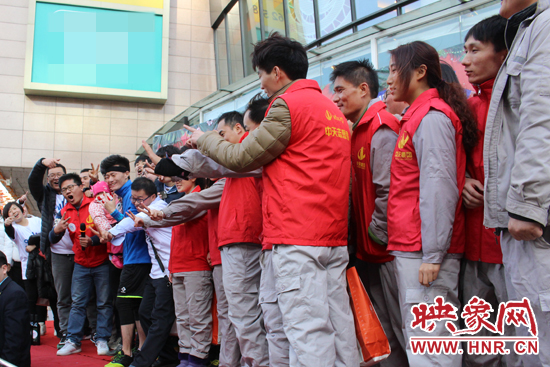 活動(dòng)結(jié)束參與人員合影