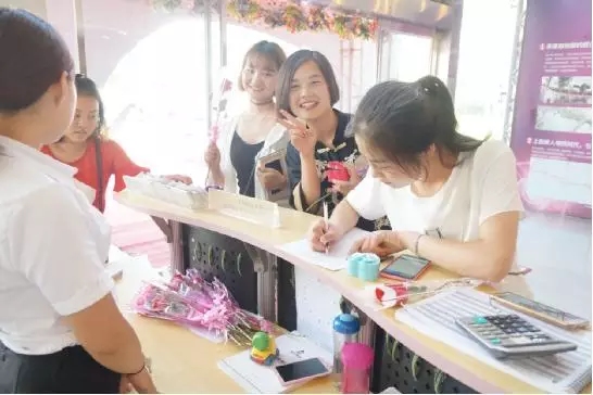 到場嘉賓均獲得巧克力一盒，女士另外還獲得獲得玫瑰花一支。