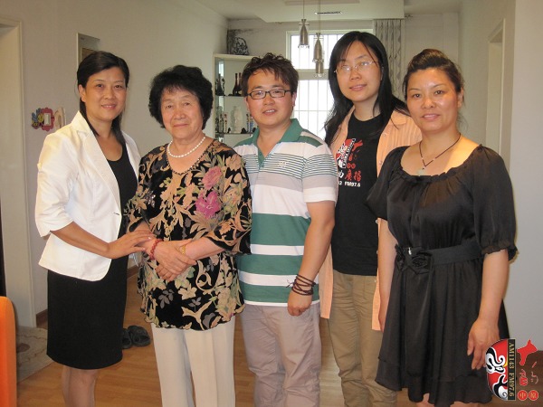 戲曲廣播記者曉雪、中國越調(diào)網(wǎng)站長郭慶璋與越調(diào)名家袁秀蓮及其徒弟合影