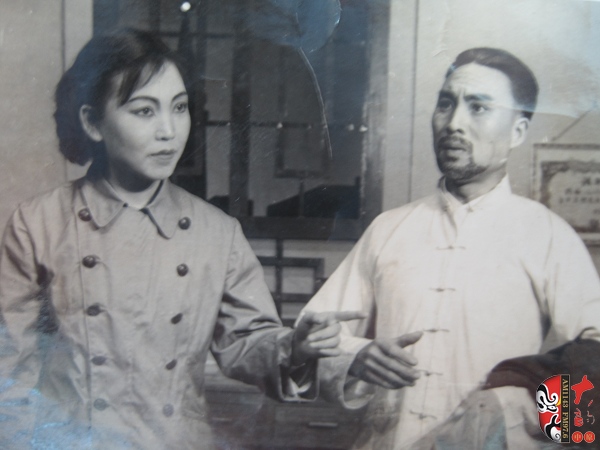 方玉蘭、杜世杰在現(xiàn)戲《在兩條戰(zhàn)線上》中